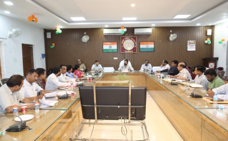 जिलाधिकारी ने की लोक निर्माण विभाग के कार्यों की समीक्षा