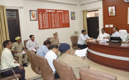 जनपद में कानून व्यवस्था एवं शांति व्यवस्था बनाए रखना प्रशासन व पुलिस की सर्वाेच्च प्राथमिकता  - जिलाधिकारी