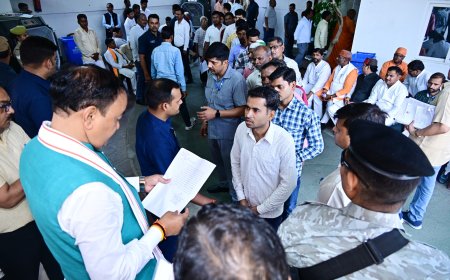 जनता दर्शन में उप मुख्यमंत्री केशव प्रसाद मौर्य ने सुनी जन समस्याएं