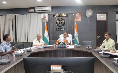 प्रधानमंत्री आवास योजना (शहरी) एवं पीएम स्वनिधि योजना की डीएम ने की समीक्षा बैठक