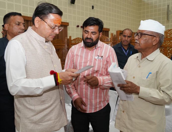 सीएम धामी ने विभिन्न जनपदों से आए लोगों की सुनीं समस्याएं
