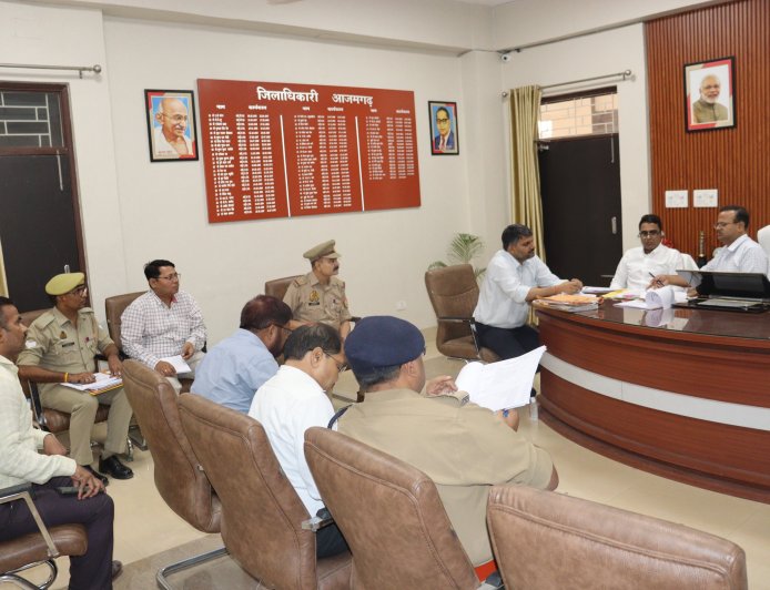 जनपद में कानून व्यवस्था एवं शांति व्यवस्था बनाए रखना प्रशासन व पुलिस की सर्वाेच्च प्राथमिकता  - जिलाधिकारी