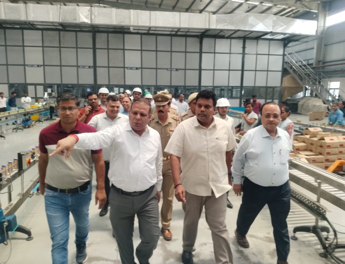 जिलाधिकारी ने रेडिको खेतान लिमिटेड की औद्योगिक इकाई का किया निरीक्षण