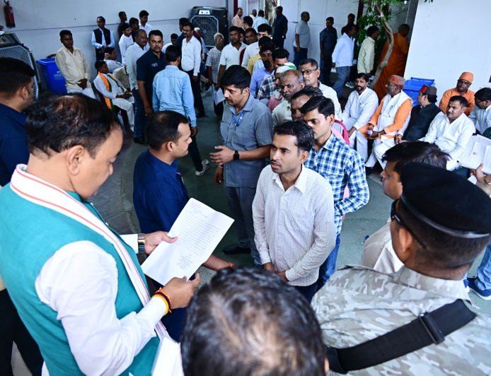 जनता दर्शन में उप मुख्यमंत्री केशव प्रसाद मौर्य ने सुनी जन समस्याएं