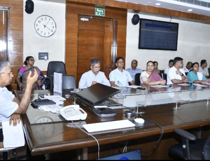 मुख्य सचिव ने मंडलायुक्तों और डीएम को दिए सख्त निर्देश, नकलविहीन, पारदर्शी एवं निष्पक्ष हो भर्ती परीक्षा