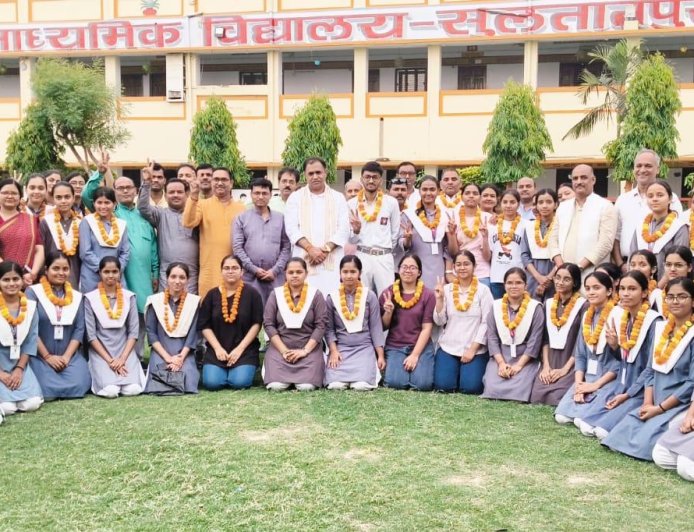 सीबीएसई की इंटरमीडिएट परीक्षा में सरस्वती विद्या मन्दिर की छात्रा दीक्षा मिश्रा बनीं टापर