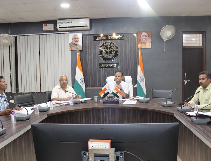 प्रधानमंत्री आवास योजना (शहरी) एवं पीएम स्वनिधि योजना की डीएम ने की समीक्षा बैठक