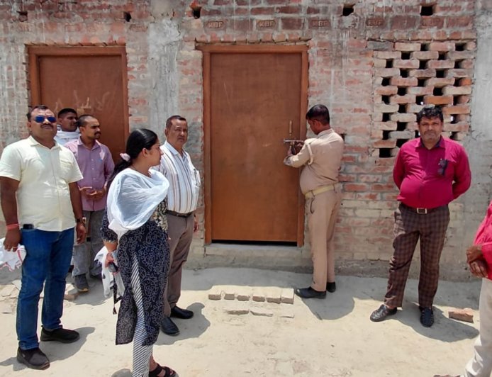 गौरीगंज में बिना मान्यता संचालित दो विद्यालयों पर कार्रवाई, कक्षाओं में ताला लगाकर कराया बंद