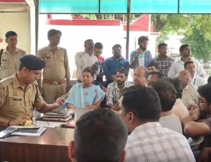 जिला अस्पताल में युवक की मौत के बाद बवाल, डॉक्टरों से मारपीट
