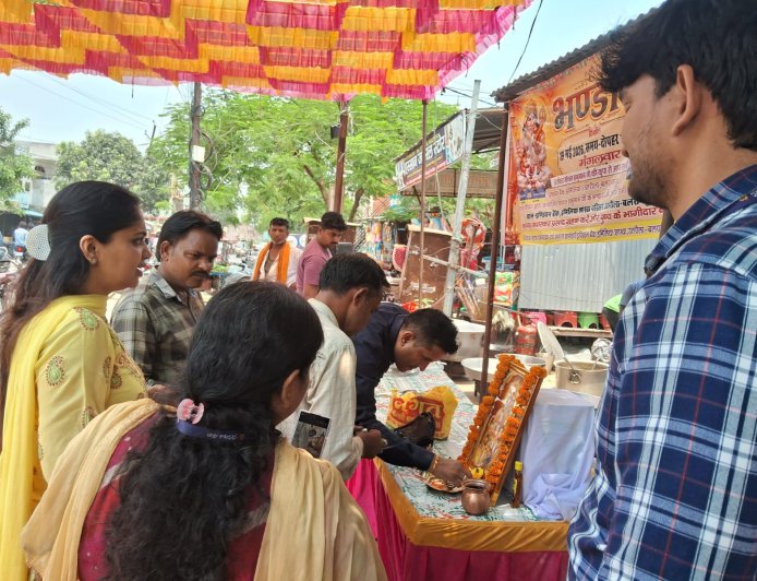 तीसरे बड़े मंगल पर बैंक कर्मियों ने किया श्रद्धालुओं का स्वागत, दिनभर चला भंडारा