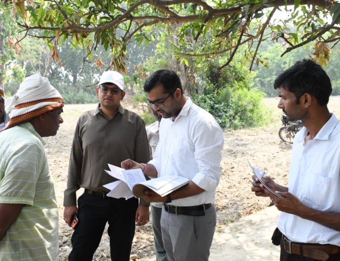जिलाधिकारी ने शिकायतकर्ता इबारत अली के शिकायती पत्र का किया स्थलीय निरीक्षण