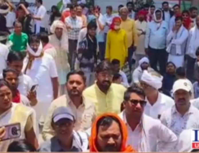 तानाशाही नहीं चलेगी के नारों से गूंजा कलेक्ट्रेट, डीएम कार्यालय के बाहर प्रदर्शन