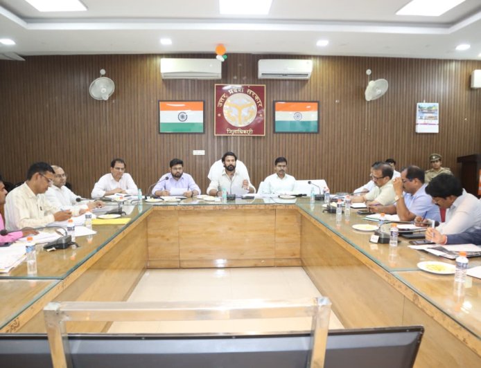 जिलाधिकारी की अध्यक्षता में हुई सीएम डैश बोर्ड पर विकास कार्यों की बैठक