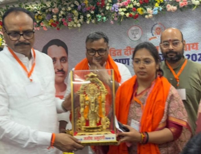 डिप्टी सीएम ब्रजेश पाठक प्रशिक्षण वर्ग में हुए शामिल, कार्यक्रम में पूर्व भाजपा जिलाध्यक्ष और राठ सीओ के बीच तीखी नोकझोंक से मचा हड़कंप