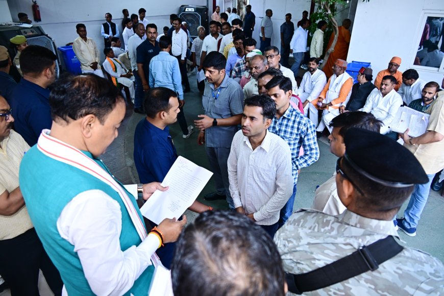 जनता दर्शन में उप मुख्यमंत्री केशव प्रसाद मौर्य ने सुनी जन समस्याएं