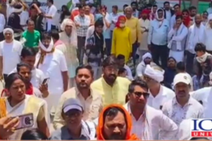 तानाशाही नहीं चलेगी के नारों से गूंजा कलेक्ट्रेट, डीएम कार्यालय के बाहर प्रदर्शन