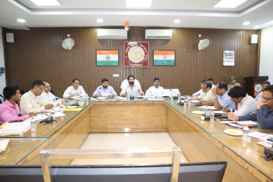 जिलाधिकारी की अध्यक्षता में हुई सीएम डैश बोर्ड पर विकास कार्यों की बैठक