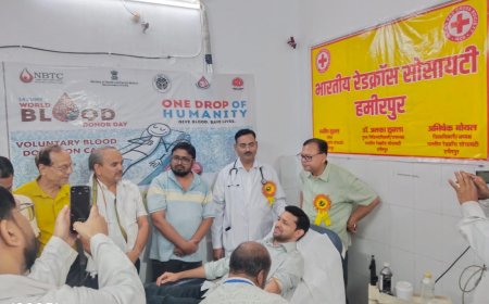 विश्व रक्तदान दिवस पर जिलाधिकारी एवं पुलिस अधीक्षक ने किया रक्तदान