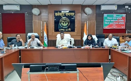 जिलाधिकारी की अध्यक्षता में विकास कार्यों व निर्माण कार्यों (सीएम डैशबोर्ड) की मासिक समीक्षा बैठक हुई आयोजित