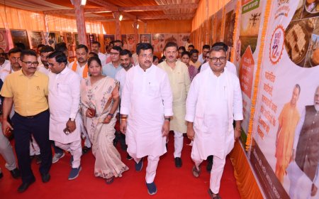 प्रभारी मंत्री रामकेश निषाद ने विकास प्रदर्शनी का किया शुभारंभ
