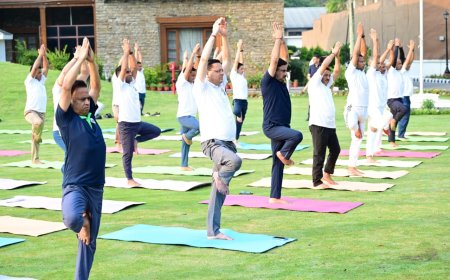 21 जून को आयोजित होने वाले अंतर्राष्ट्रीय योग दिवस के उपलक्ष्य में सीएम धामी ने अधिकारियों एवं कर्मचारियों के साथ किया योगाभ्यास