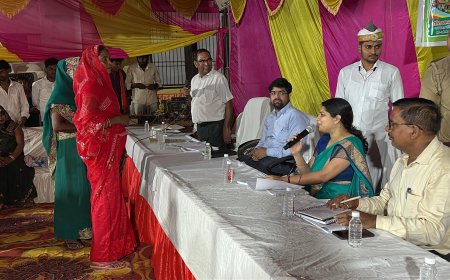 रात्रिकालीन चौपाल में जिलाधिकारी ने सुनीं जनसमस्याएं, त्वरित निस्तारण के दिए निर्देश