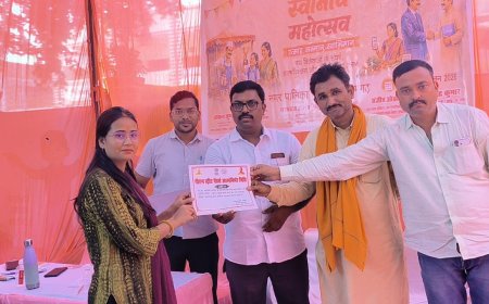 स्वनिधि महोत्सव में रेहड़ी-पटरी व्यवसायियों को वितरित किए गए ऋण स्वीकृति पत्र एवं प्रशस्ति पत्र