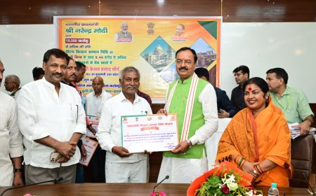 उपमुख्यमंत्री केशव प्रसाद मौर्य द्वारा पीएम किसान सम्मान निधि योजना का लाभ प्राप्त करने वाले 15 प्रगतिशील किसानों को प्रमाण पत्र देकर किया गया सम्मानित