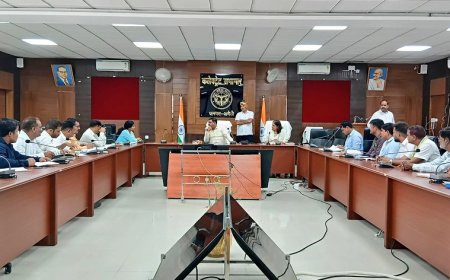 जिलाधिकारी ने की पीएम स्वनिधि एवं प्रधानमंत्री आवास योजना की प्रगति की समीक्षा