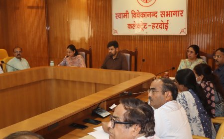 जिलाधिकारी ने की विकास एवं राजस्व कार्याें की समीक्षा बैठक