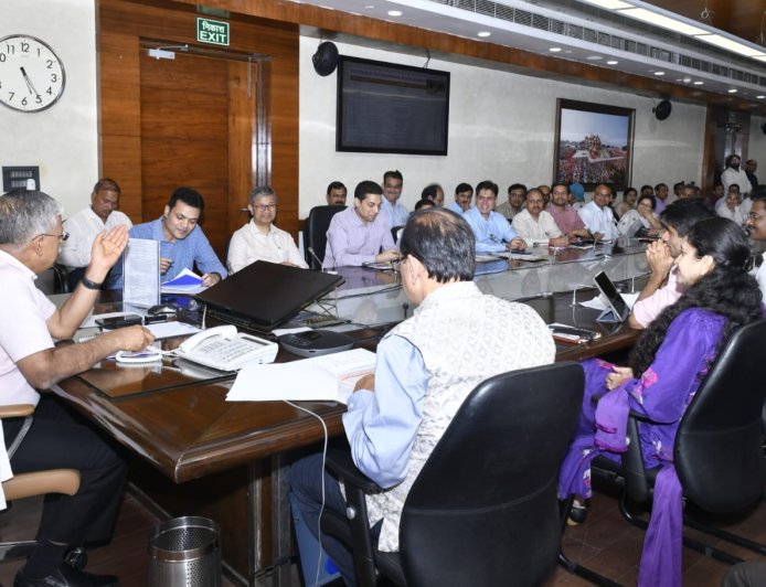 मुख्य सचिव ने की यूपी इंटरनेशनल ट्रेड शो-2026 की तैयारियों की समीक्षा