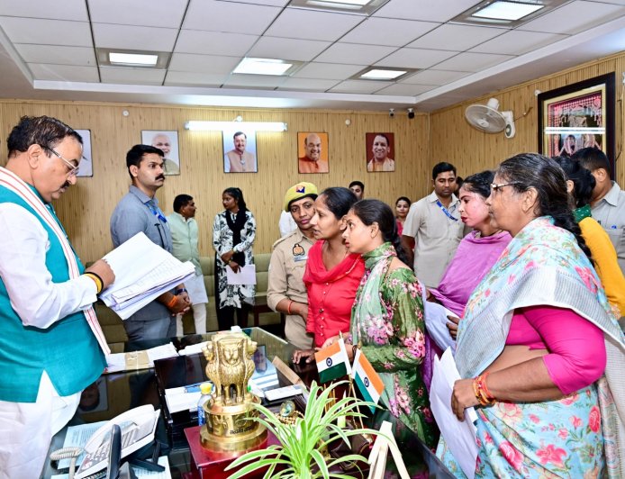 जनता की समस्याओं का त्वरित एवं संतोषजनक समाधान सुनिश्चित करें अधिकारी - केशव प्रसाद मौर्य