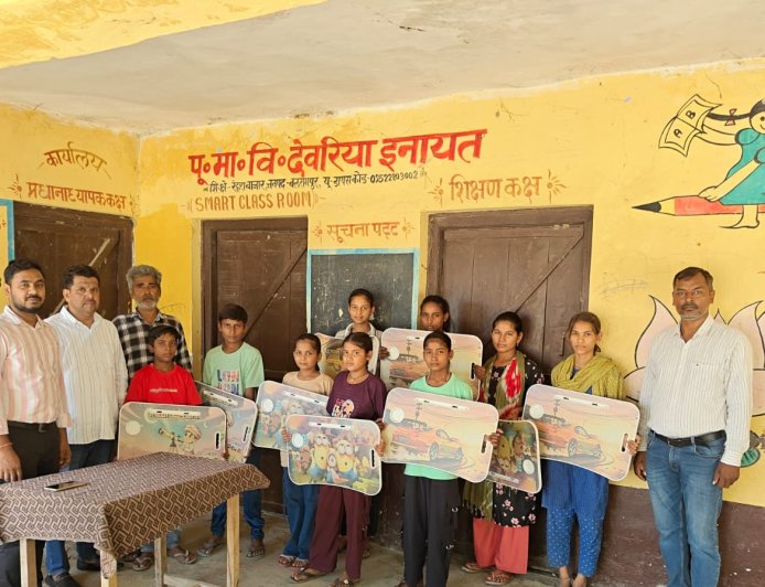 मेधावी छात्रों को स्टडी टेबल वितरण, शिक्षा को बढ़ावा देने की पहल