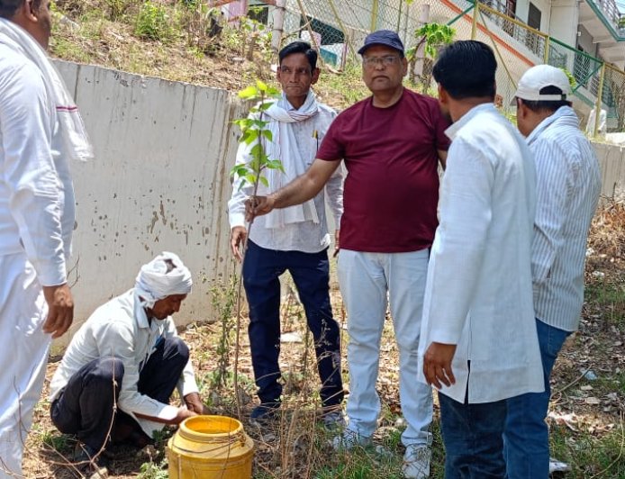 विश्व पर्यावरण दिवस पर पत्रकारों ने वृक्षारोपण कर दिया पर्यावरण संरक्षण का संदेश