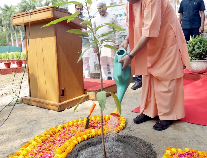 सीएम योगी ने विश्व पर्यावरण दिवस पर आम की प्रजाति अरुणिका का किया पौधरोपण