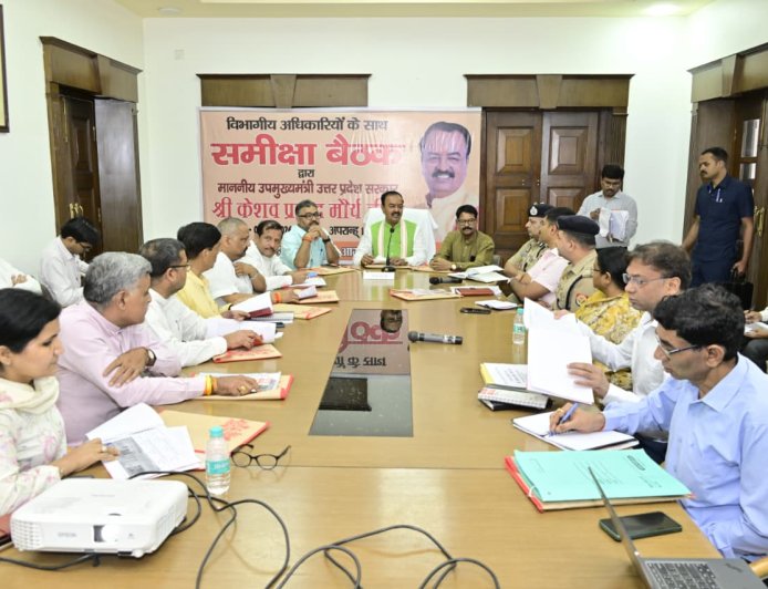 उप मुख्यमंत्री जनपद में संचालित योजनाओं व विकास कार्यों की प्रगति एवं कानून व्यवस्था की समीक्षा कर दिए निर्देश