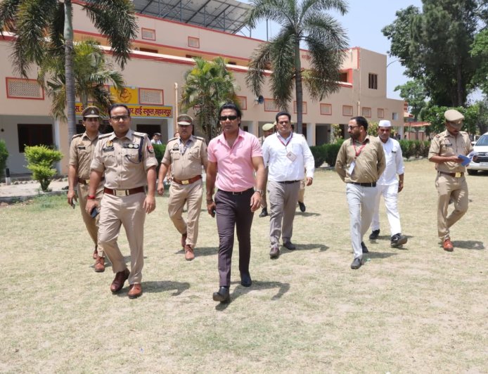 उ0प्र0 पुलिस आरक्षी परीक्षा को जनपद में शुचितापूर्ण, पारदर्शी एवं नकलविहीन सम्पन्न कराने हेतु डीएम व एसएसपी ने परीक्षा केन्द्रों का किया निरीक्षण