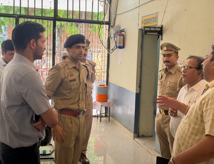 आरक्षी नागरिक पुलिस एवं समकक्ष पदों पर भर्ती परीक्षा के दौरान परीक्षा केंद्रों का जिलाधिकारी एवं पुलिस अधीक्षक ने किया निरीक्षण