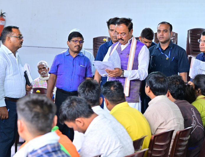 जनता दर्शन में पहुंचे कई सैकड़ों फरियादी, उप मुख्यमंत्री ने सुनीं समस्याएं
