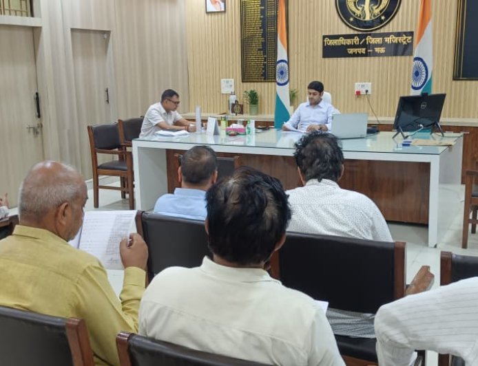 जिलाधिकारी की अध्यक्षता में चकबंदी कार्यों की समीक्षा बैठक सम्पन्न
