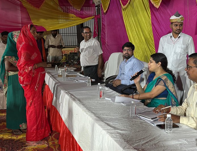 रात्रिकालीन चौपाल में जिलाधिकारी ने सुनीं जनसमस्याएं, त्वरित निस्तारण के दिए निर्देश