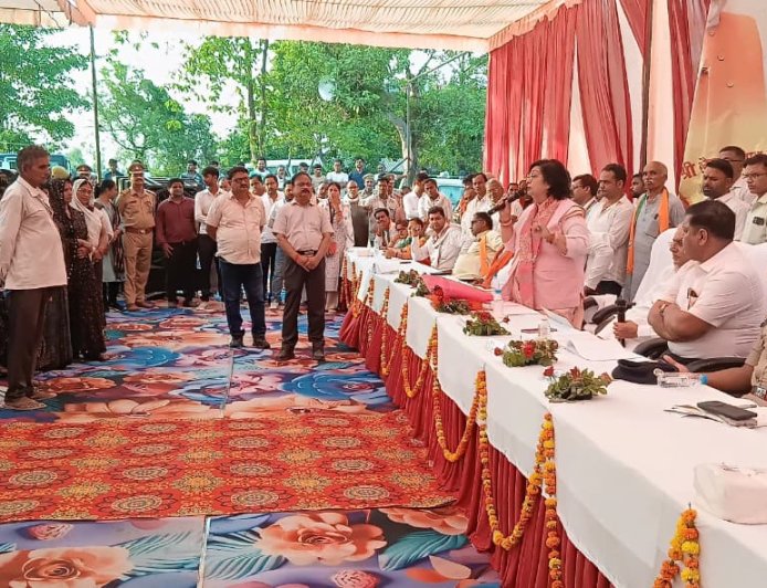 प्रभारी मंत्री प्रतिभा शुक्ला ने रामपुर जमालपुर में लगाई चौपाल