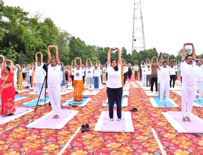 बारहवाँ अंतर्राष्ट्रीय योग दिवस जनपद में उत्साहपूर्वक मनाया गया