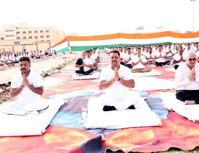 12वें अंतर्राष्ट्रीय योग दिवस के अवसर पर नवीन पुलिस लाइन गौरीगंज के परिसर में आयोजित हुआ योगाभ्यास कार्यक्रम