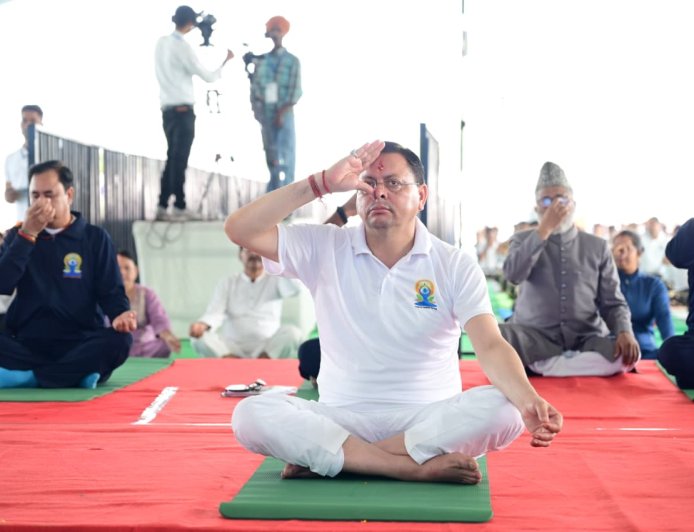 सीएम धामी ने बनबसा में किया सामूहिक योगाभ्यास, योग को दैनिक जीवन का हिस्सा बनाने का किया आह्वान