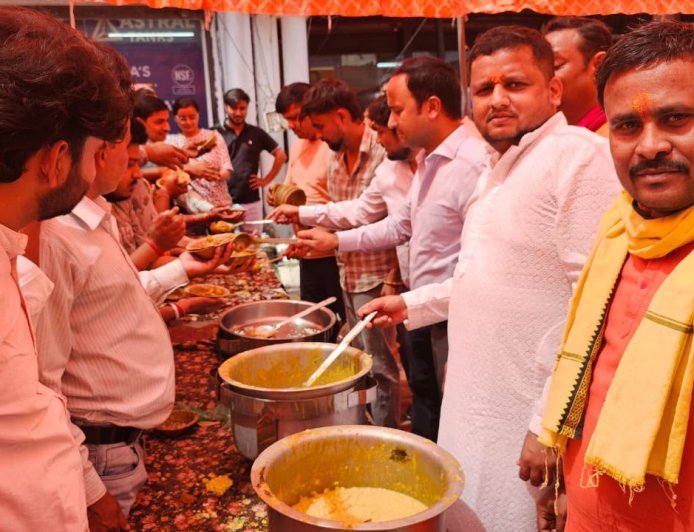 अर्बन डोर इन्फ्राटेक प्राइवेट लिमिटेड द्वारा भंडारे का किया गया आयोजन