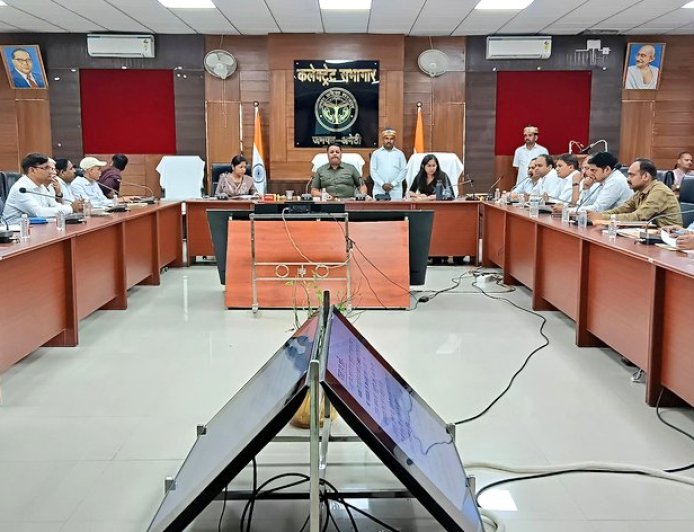 शादी अनुदान योजना को लेकर जिलाधिकारी ने की समीक्षा बैठक