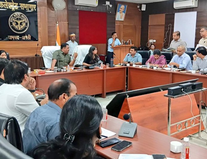 जिलाधिकारी ने की कर-करेत्तर, राजस्व वसूली एवं राजस्व कार्यों की समीक्षा