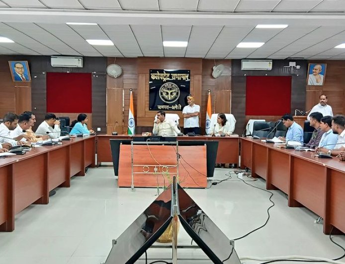 जिलाधिकारी ने की पीएम स्वनिधि एवं प्रधानमंत्री आवास योजना की प्रगति की समीक्षा