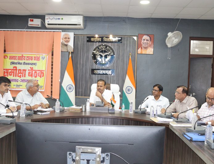 अतरौलिया, लालगंज, तरवां स्थित 100 बेड चिकित्सालय के प्रभारी को संस्थागत प्रसव बढ़ाने का डीएम ने दिया निर्देश